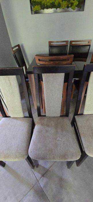 Komplet 4 krzeseł drewnianych z jasnym obiciem
