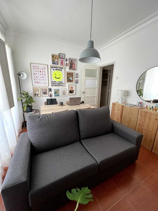 Um bonito sofá cinzento à procura de um novo lar