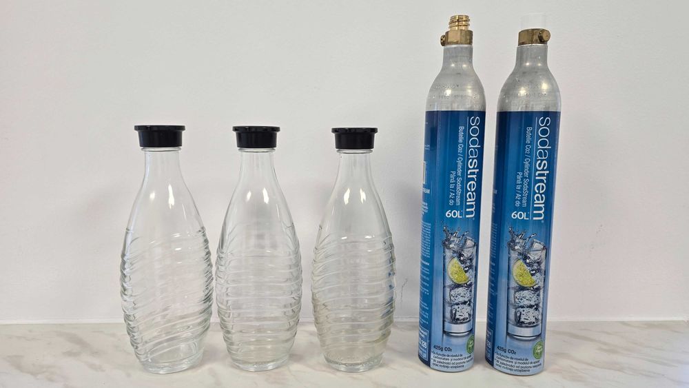 Saturator Soda Stream (uszkodzony) + 2 butle + 3 szklane karafki