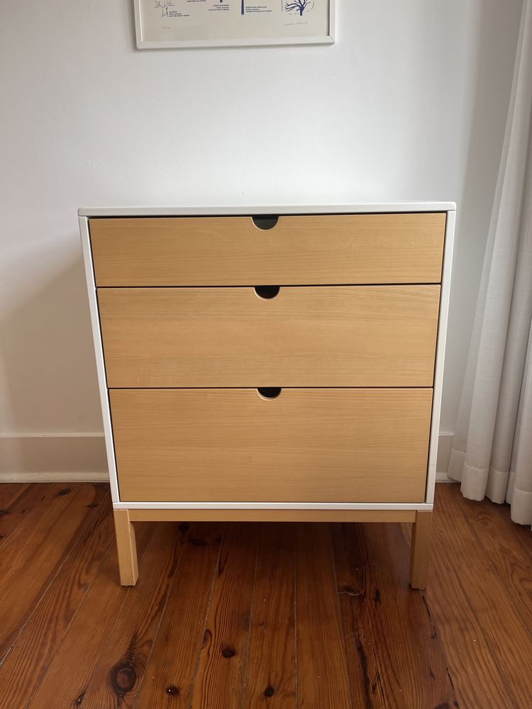 Stokke cómoda e muda fraldas