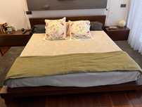 Cama 2*2 metros + mesas cabeceiras (com tamanho diferente)