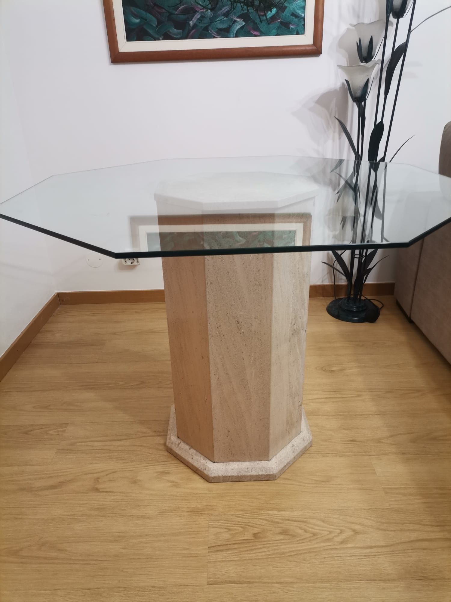 Mesa de jantar de vidro com base de pedra