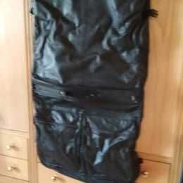 Saco de viagem em pele preta com varias bolsas