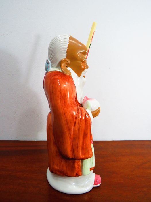 Buda em porcelana.