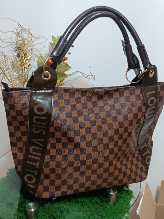 Брендова сумка Louise Vuitton.