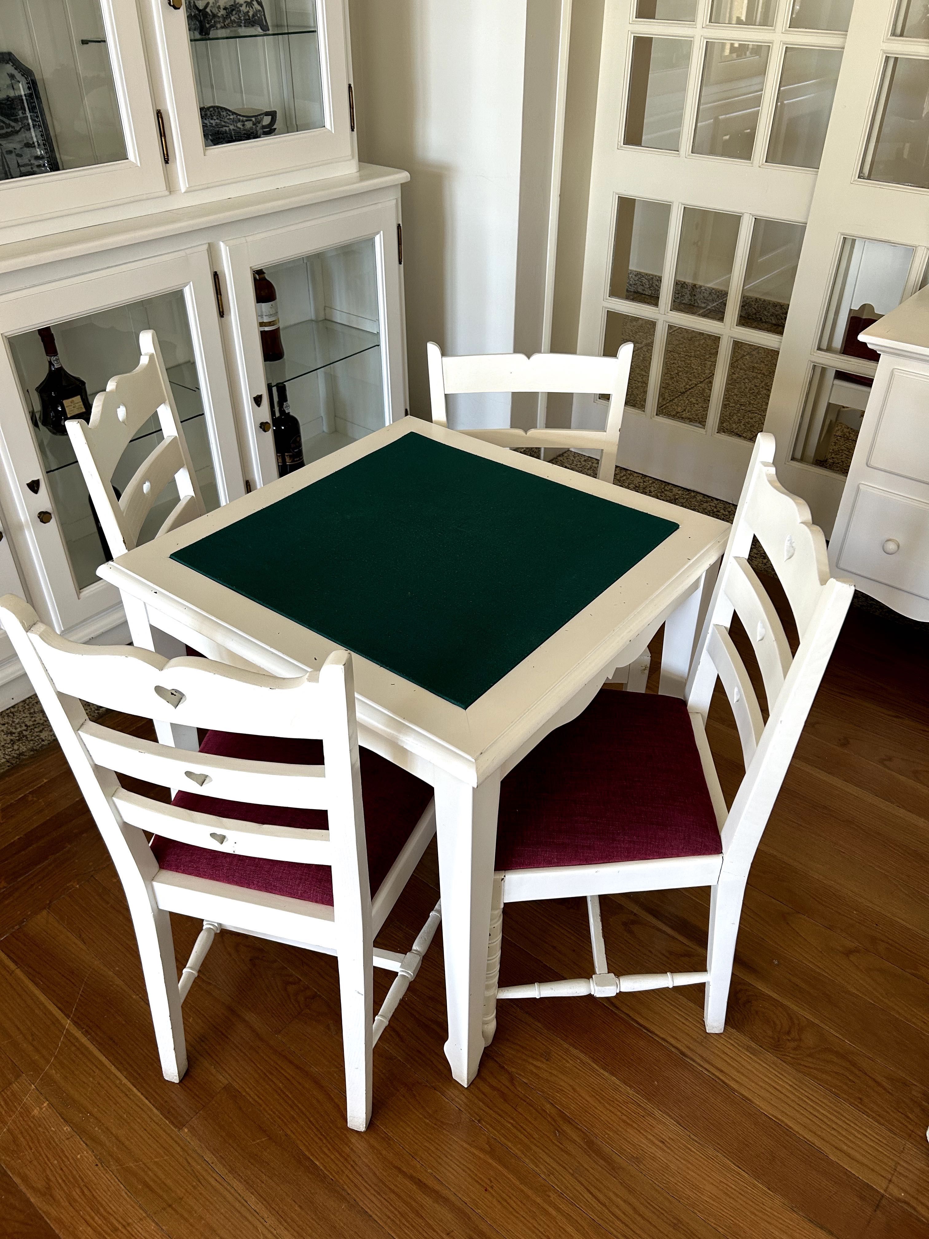 Mesa de jogos com 4 cadeiras