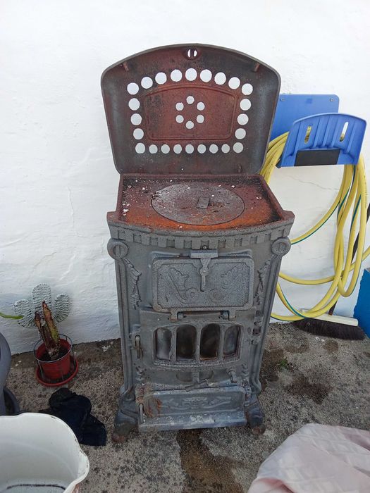 Salamandra  em ferro fundido com todas as tubagens, pronta a instalar