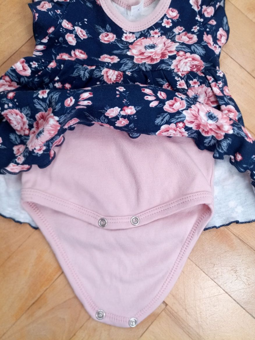 Elegancka sukienka z body w kwiaty 68, krótki rękaw.