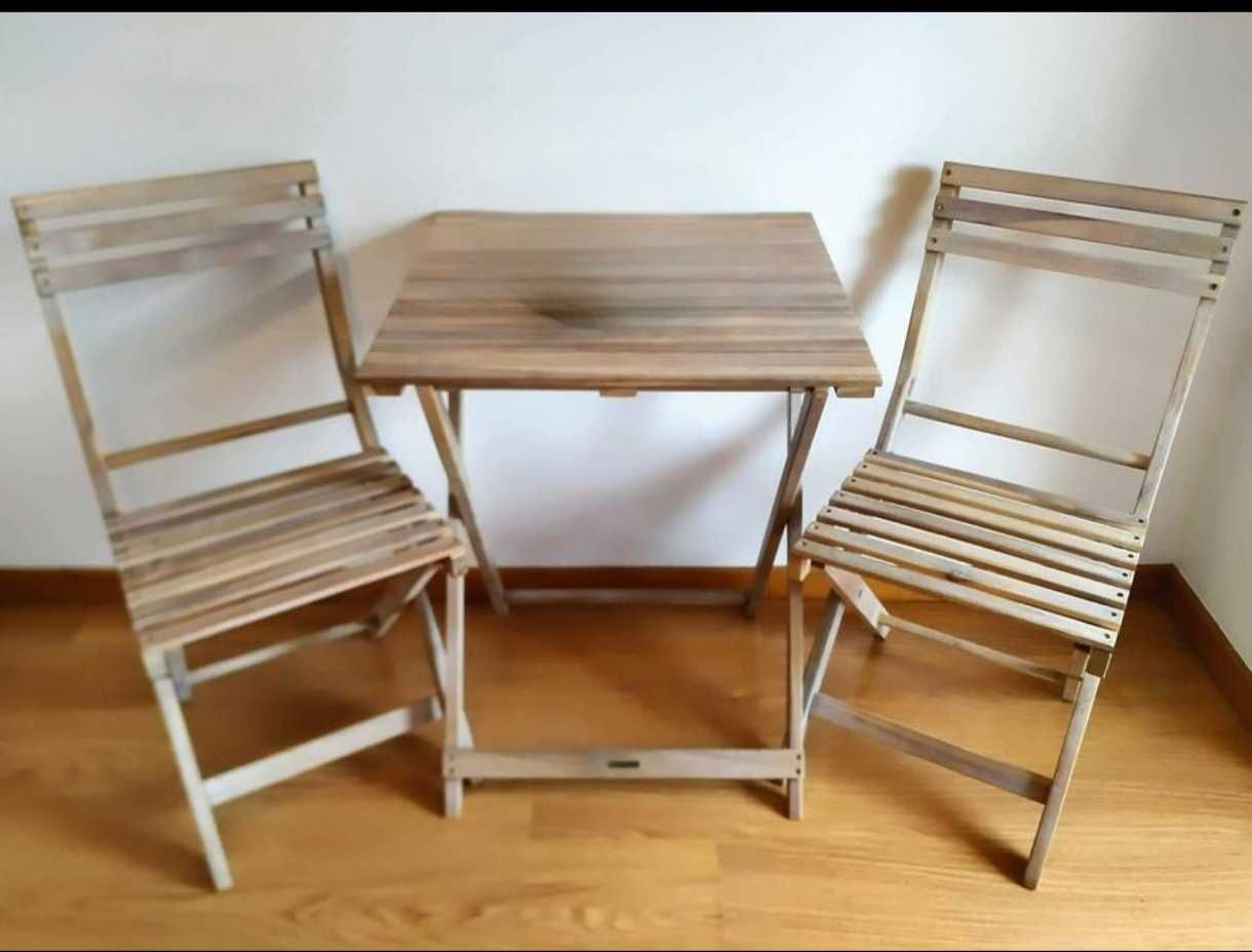 Mesa de madeira com dias cadeiras
