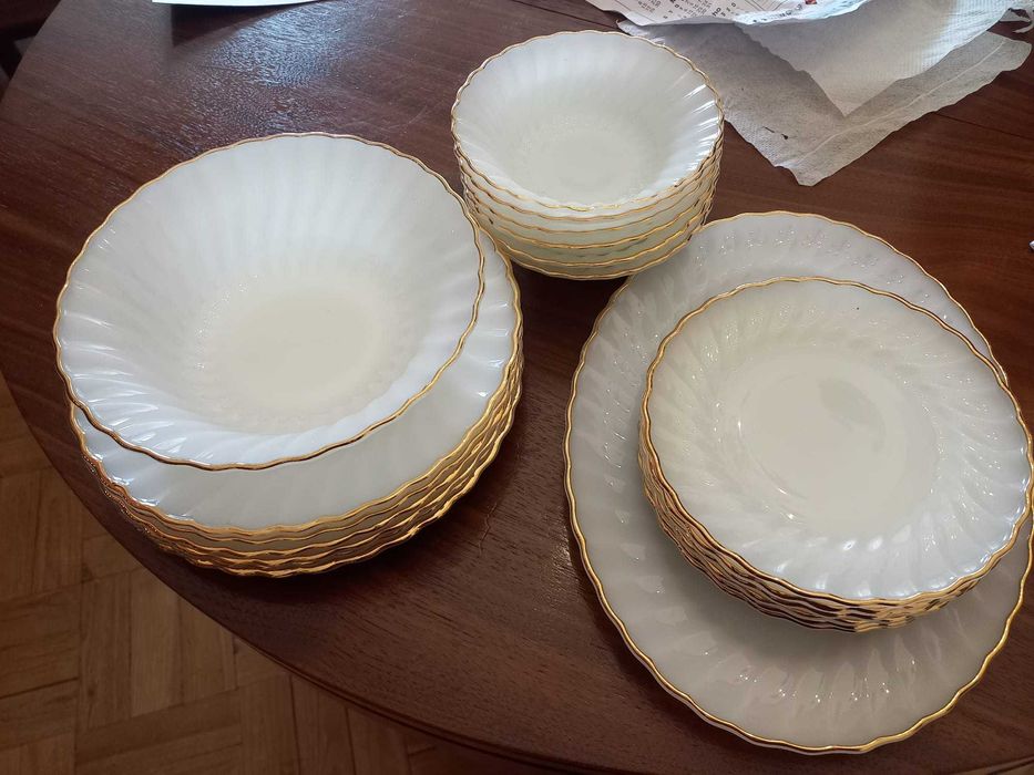 Serviço Anchor Hocking com fio dourado