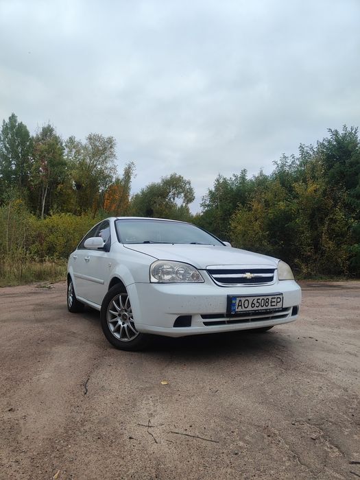 Chevrolet lacetti 2012 року 1.8 бензин