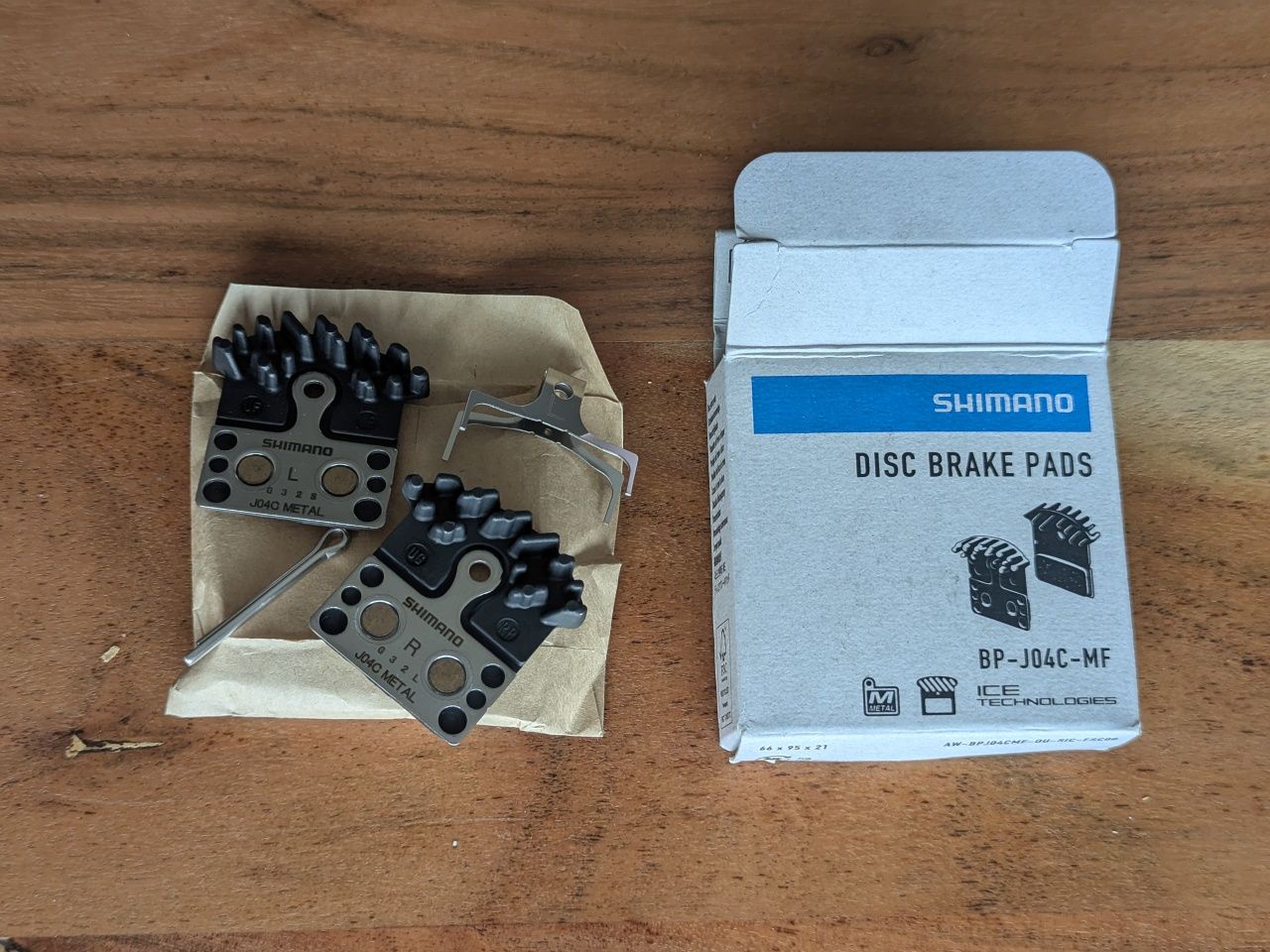 Pastilhas de travão metálico Shimano BP-J04C-MF