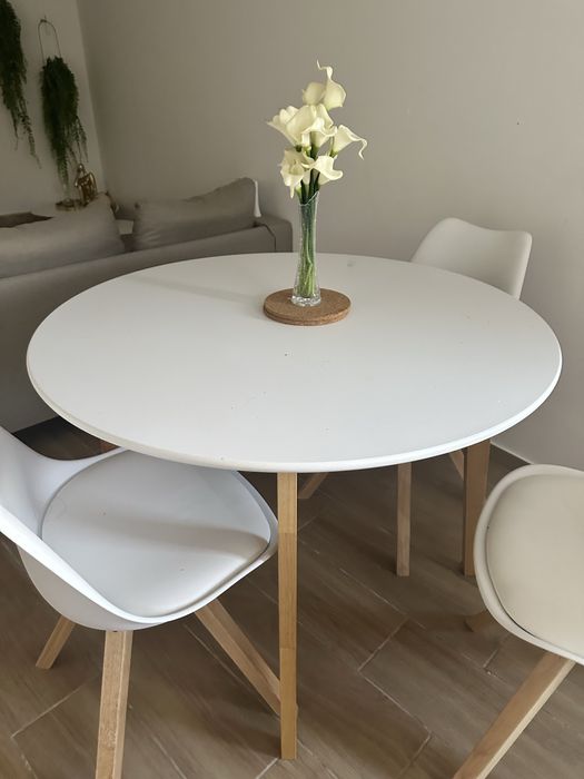 Mesa com 4 cadeiras