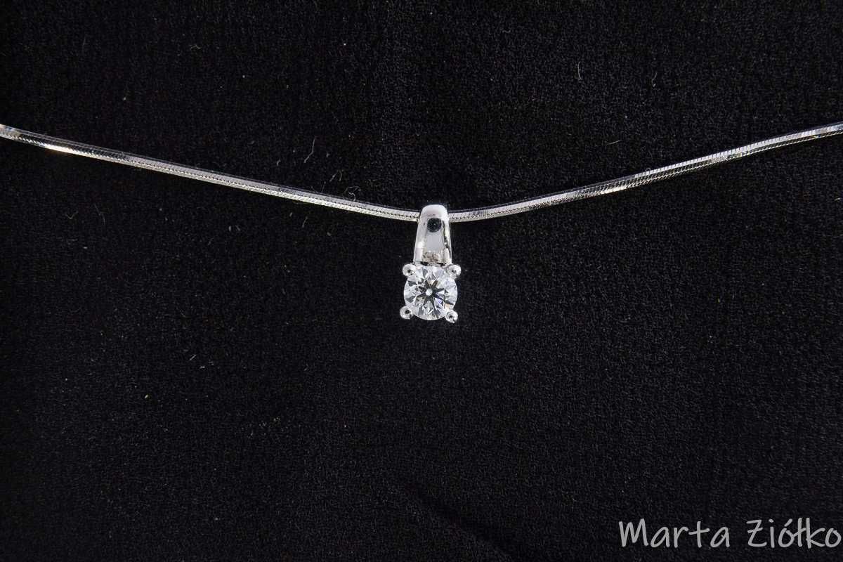 Łańcuszek z wisiorkiem z białego złota i diamentem