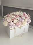 Duży flower box w białej torebce z łańcuszkiem