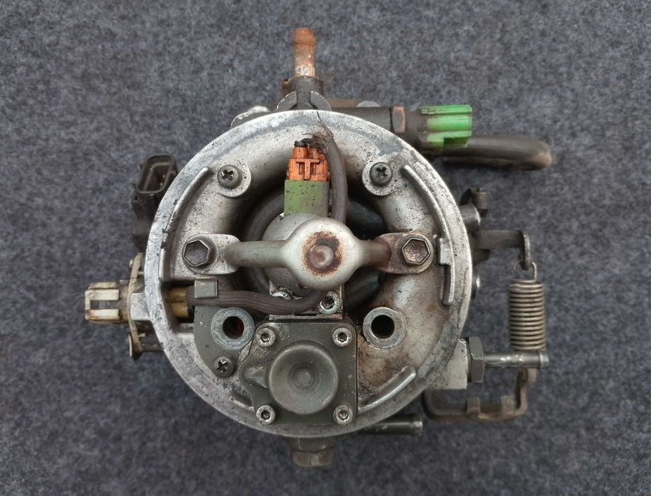 На Suzuki Swift 2, Сузукі Свіфт, моноінжектор на 1.3 двигун.