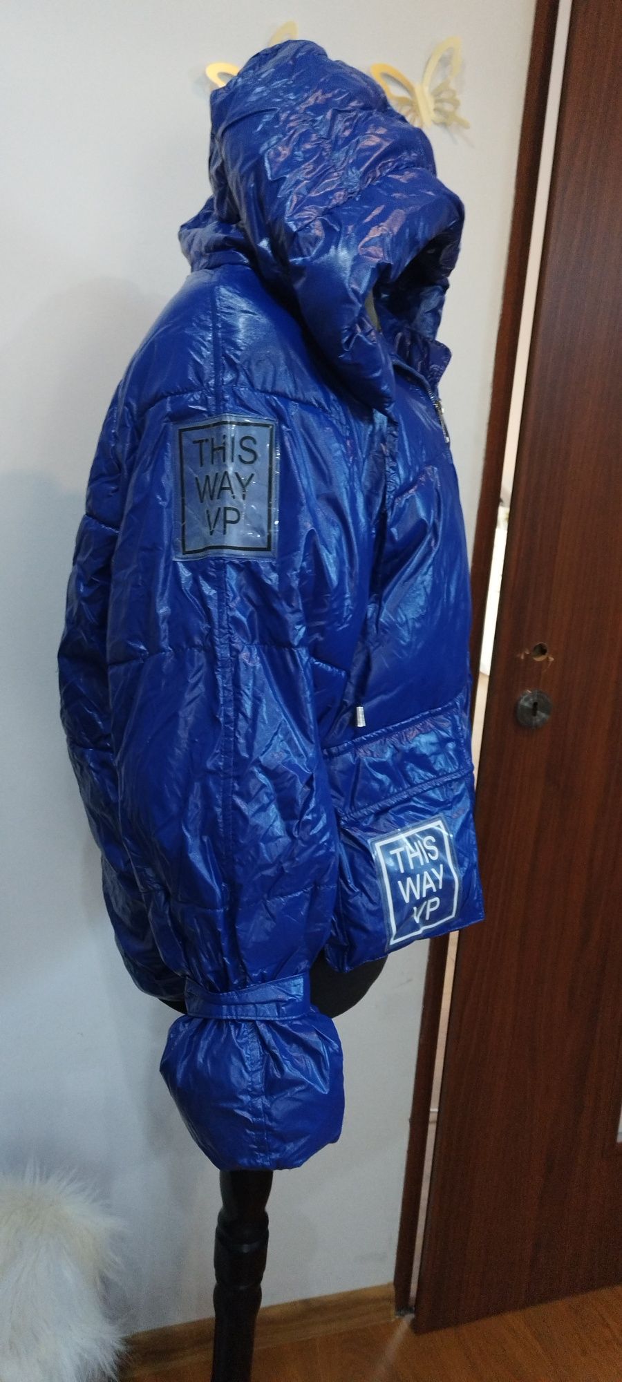 fajna zimowa kurtka na szelkach r 40 L z kapturem pikowana niebieska