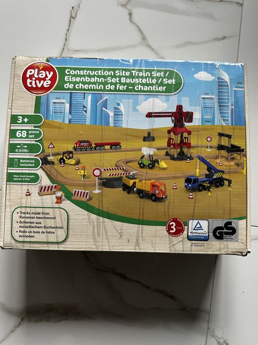 Дерев'яна залізниця Playtive з великою кількістю будівельної техніки
