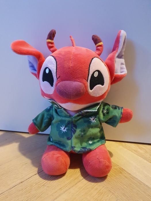 Stitch Leroy czerwony w zielonej koszuli 24 cm