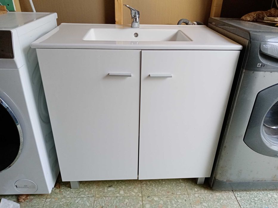 Lavatório em cerâmica com armário