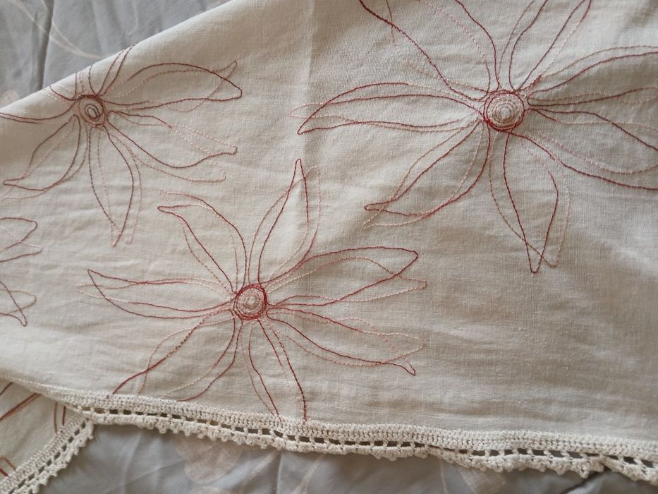 Caminho de mesa bordado com picô em renda