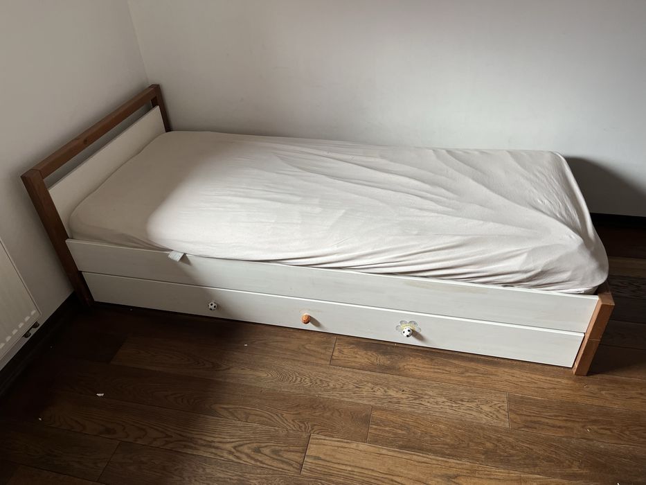 Zestaw mebli bialych z litego drewna marki PINIO