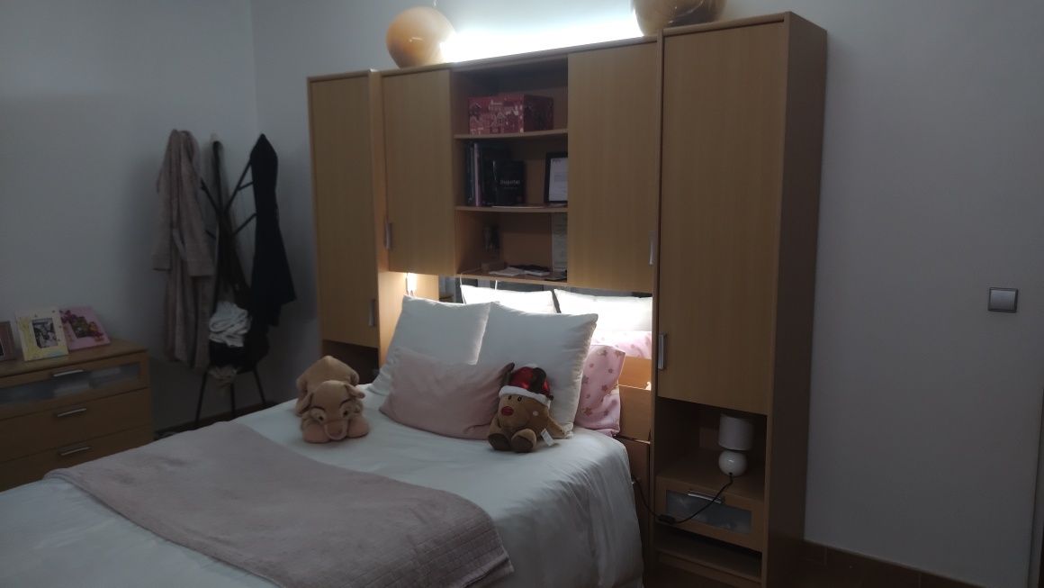 Mobília de quarto como nova.