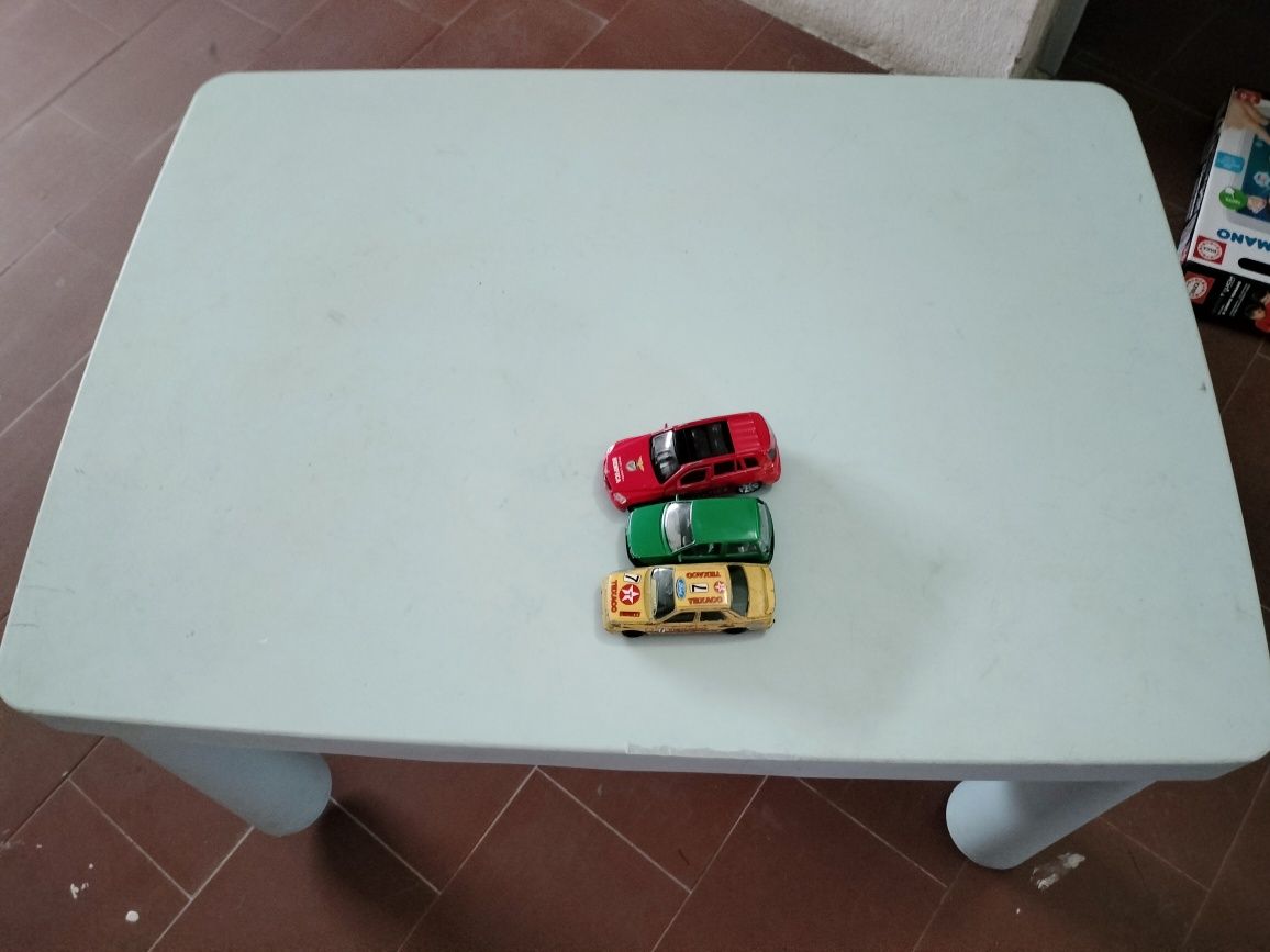 Conjunto de mesa e cadeira Ikea crianças