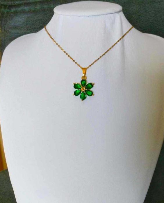 Colar Aço Dourado c/ Flor de Cristais Verde NOVO
