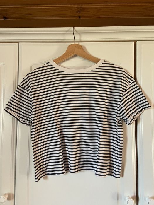 T-shirt de riscaa preta e branco