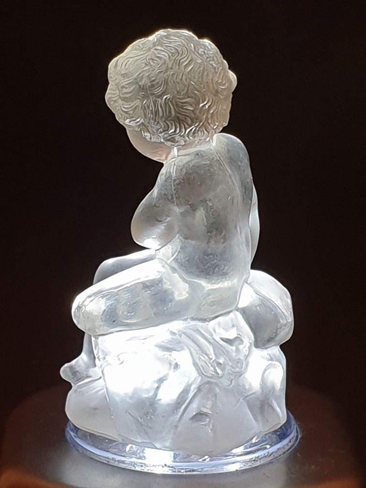 Pequena antiga escultura de putto Amor em cristal francês