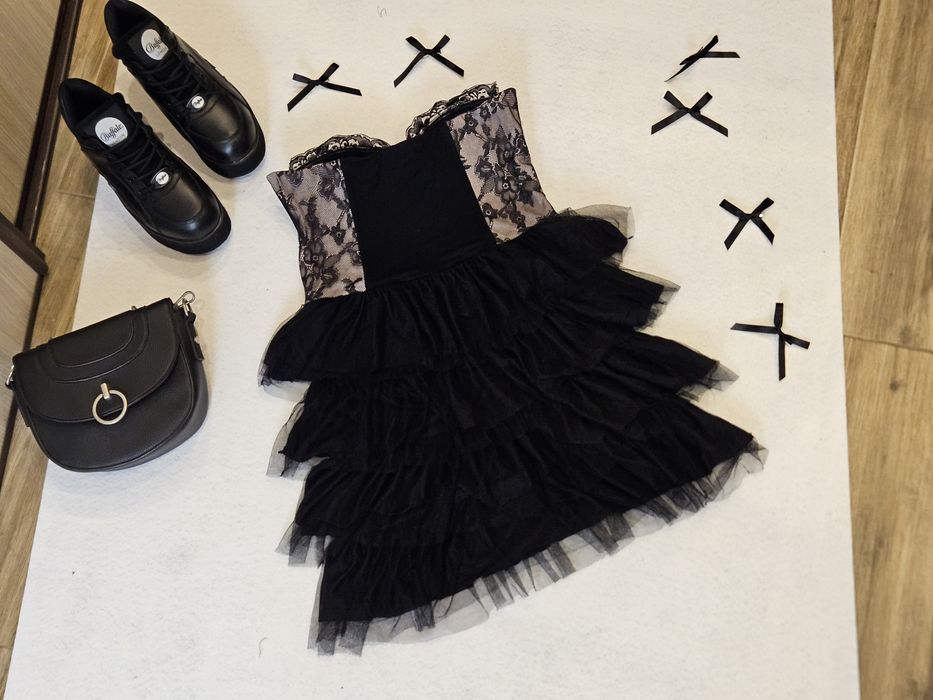 Sukienka Fishbone M – koronkowa, gotycka, w stylu emo.