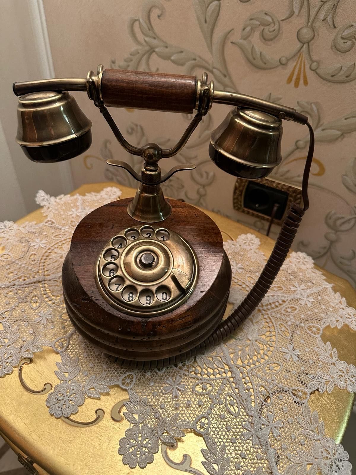 Телефон антикварний