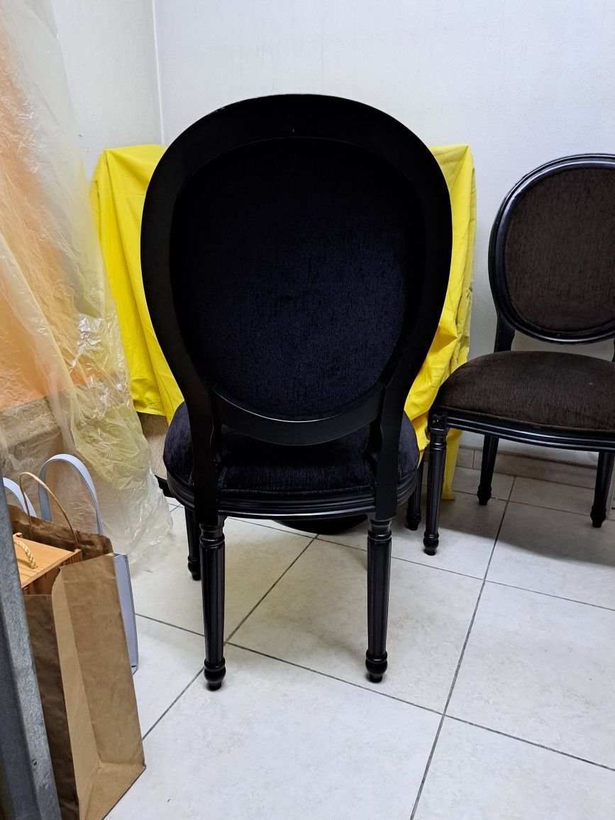 Cadeira preta de sala de jantar