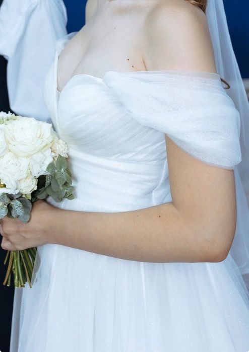 Гарна весільна сукня