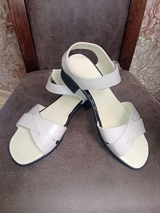 Шкіряні Босоніжки жіночі 38 розмір , устілка 25 см