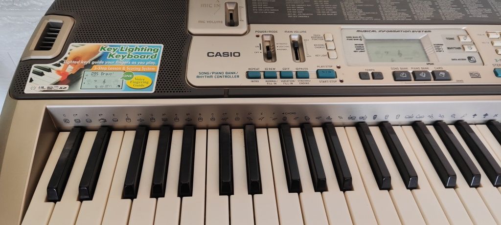 Продам синтезатор Casio LK 215
