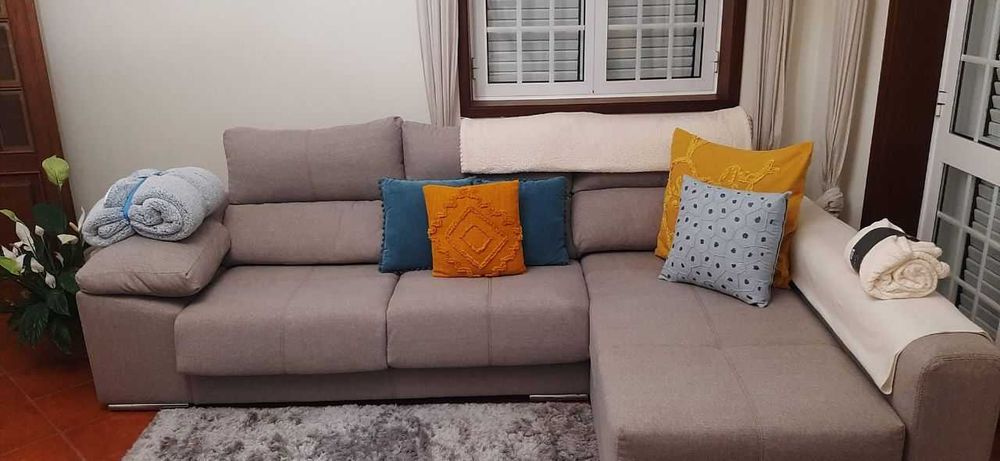 Sofá Chaise Longue com Assentos Extensíveis + 2 Puffs