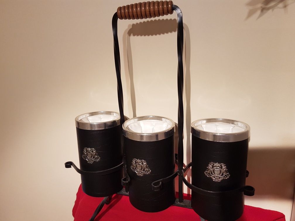Elegancki pojemnik na butelki alkohol ładną wystawa