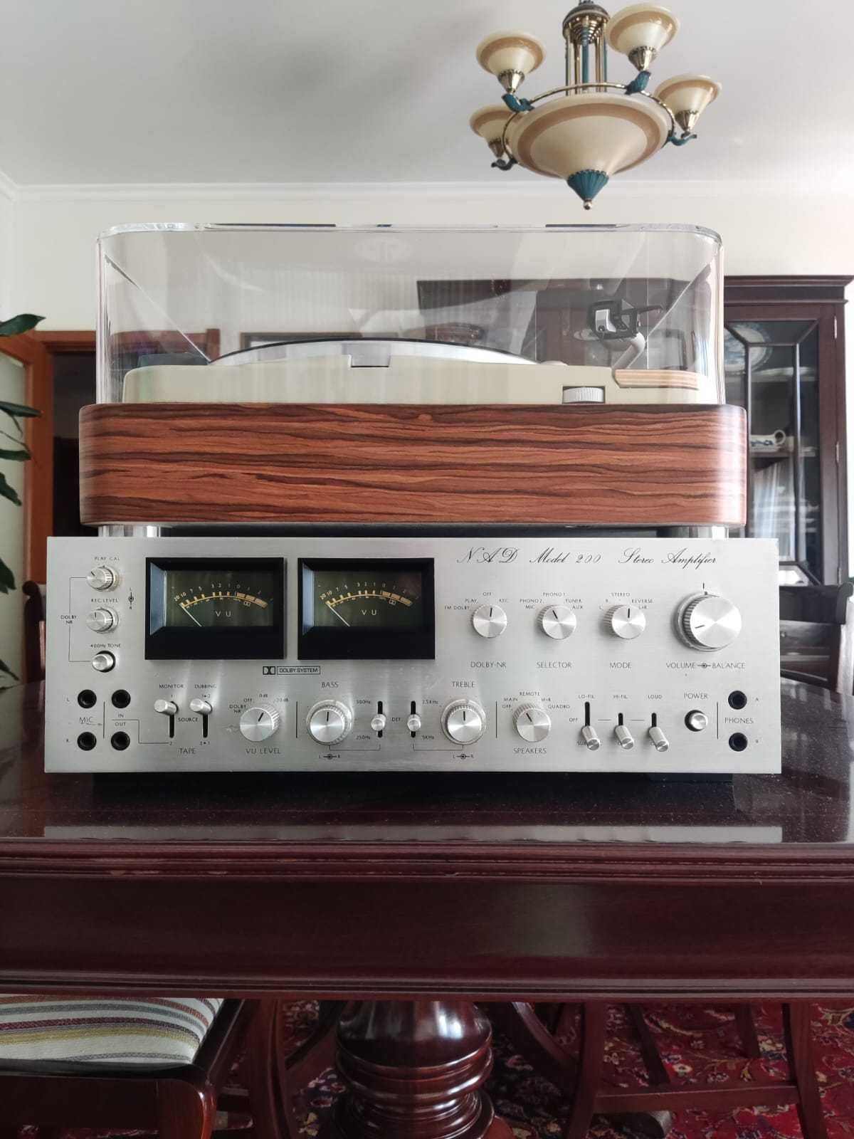 Amplificador Quadrifónico NAD Model 200 210W a 4 Ohm`s