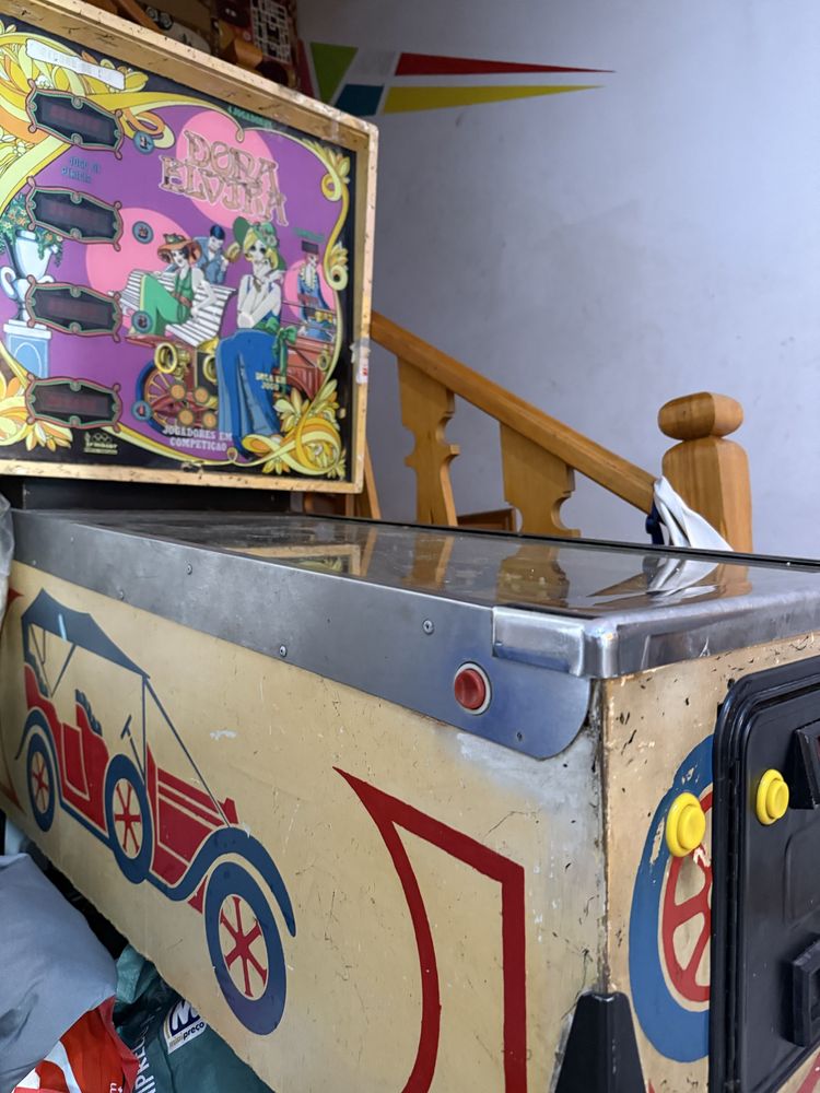 Maquina de Flippers Dona Elvira toda original e em muito bom estado