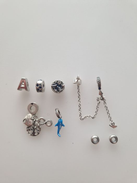 Bransoletka Pandora roz. 18 + charmsy