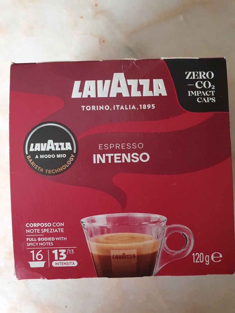 Máquina Lavazzo, galão,  carioca limão, café cápsulas