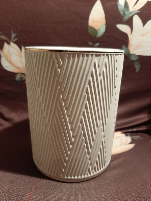 Wazonik o prostym kształcie 13,5 x 10,3 cm