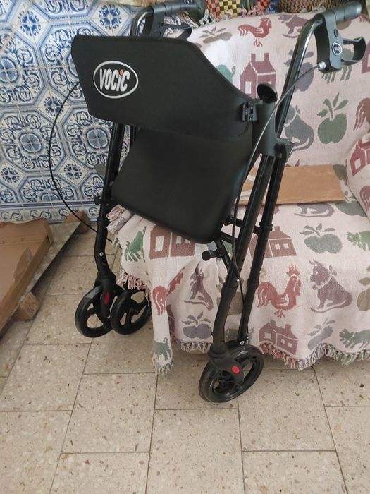 Cadeira auxiliar para pessoas mobilidade reduzida