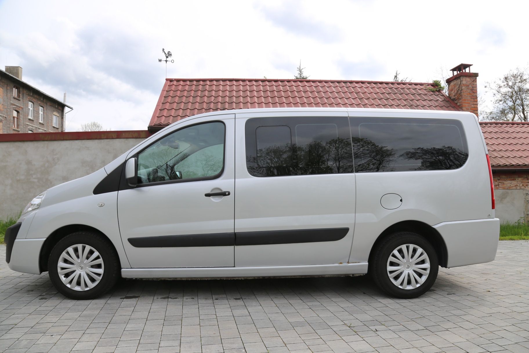 Wynajem Busa 9 osób . Citroen Jumpy  2.0 HDi 128 km Wolne od 06 do 14