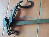 Grande balança romana em latão