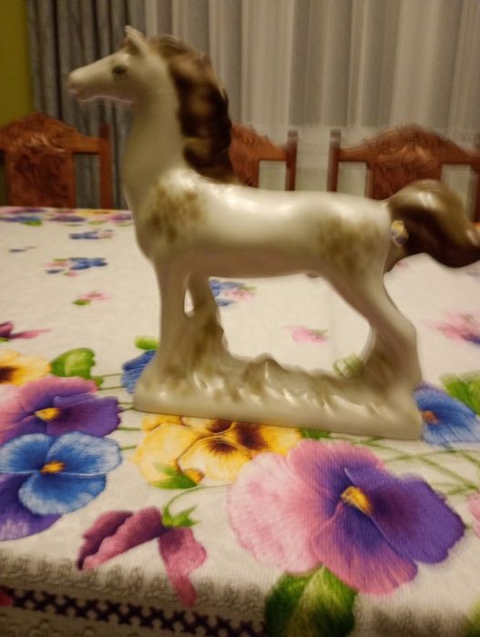 Порцелянові статуетки.