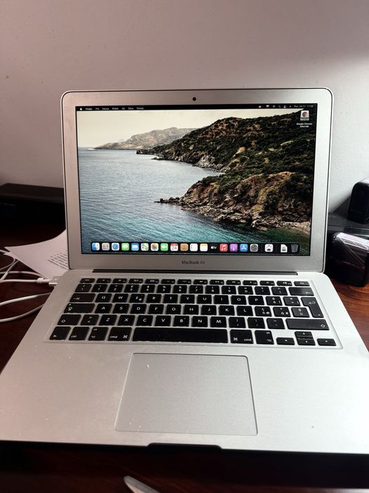 MacBook Air 13” i5 4 GB Ram 256 GB SSD