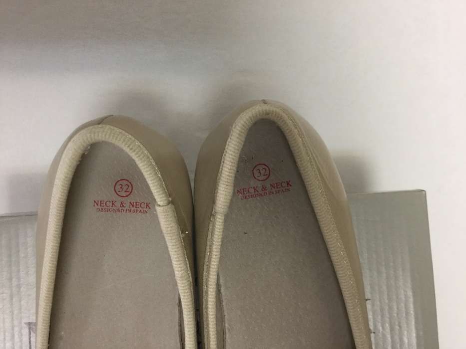 Sabrinas Neck Neck Beje menina